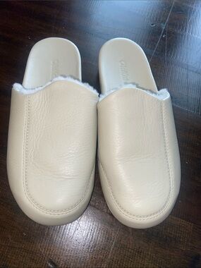 OluKai Women's Konea shearling leather slippers in a bone color size 8